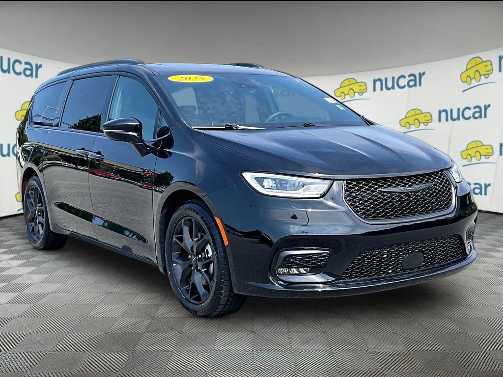 Diamond Black Crystal Pearlcoat 2025 Chrysler Pacifica Minivan Front-Wheel Drive 9-Speed Automatic