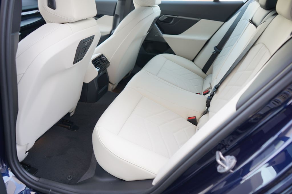 Thumbnail: 2026 BMW i5 - 19