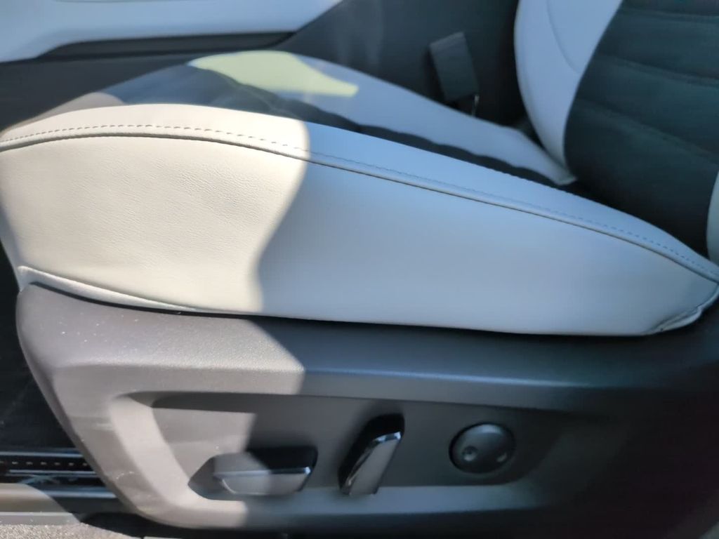 New 2026 White Mitsubishi SE image 19