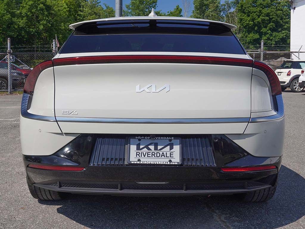 Used 2024 White Kia Wind image 11