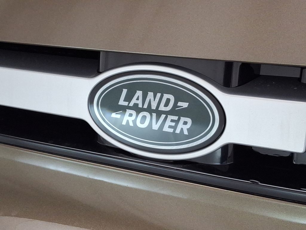 2025 Land Rover Defender 110 18