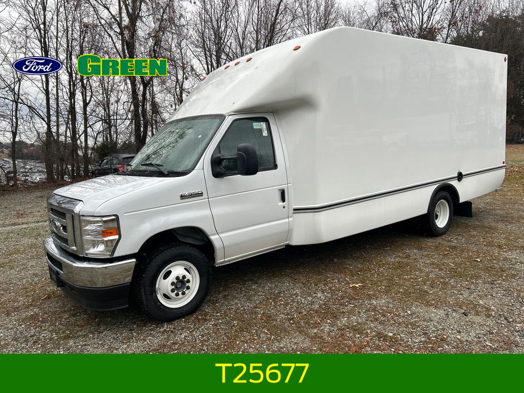 Oxford White 2025 Ford E-Series Chassis Pickup Truck Rear-Wheel Drive 6-Speed Automatic Overdrive