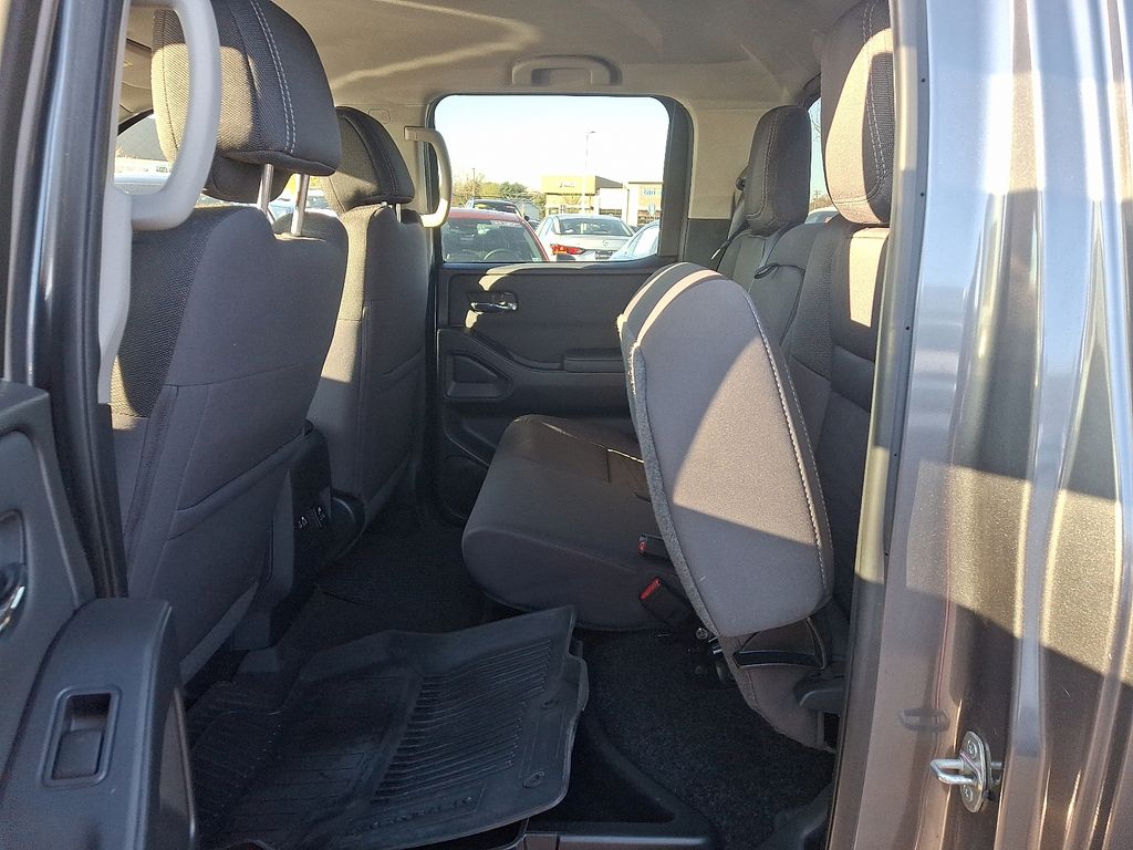 2022 Nissan Frontier SV 10
