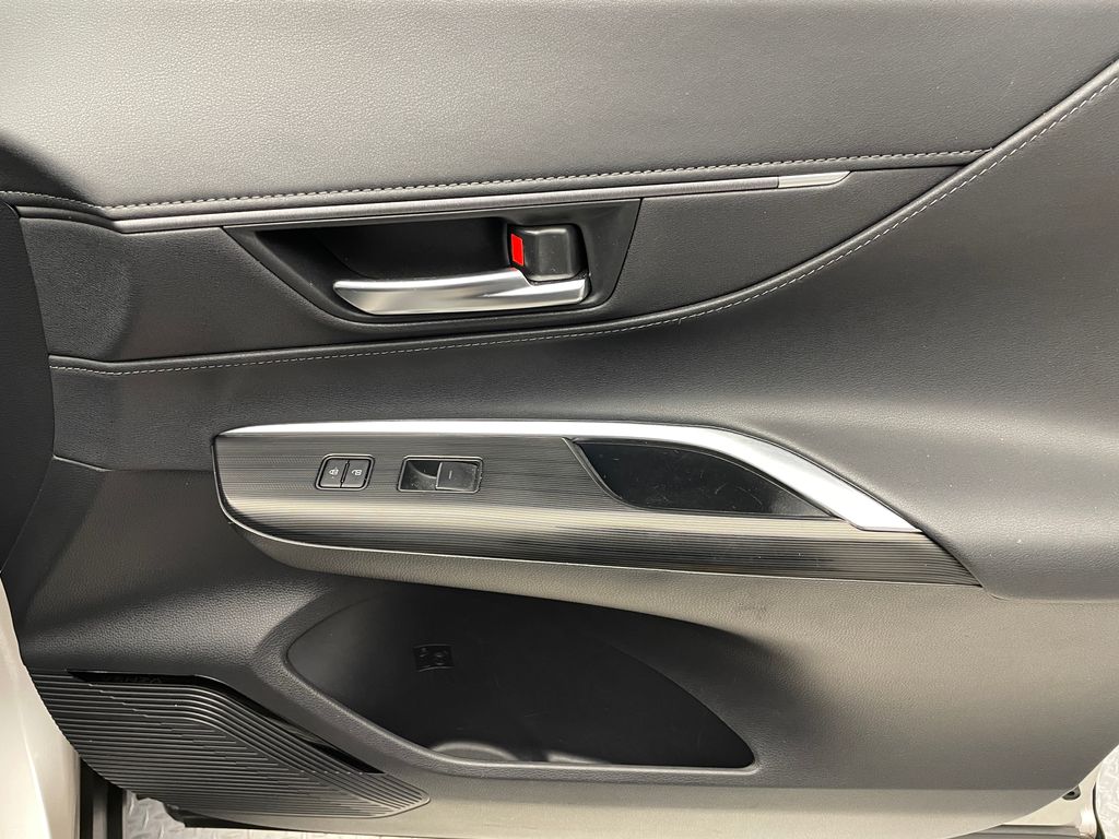 2021 Toyota Venza XLE 15