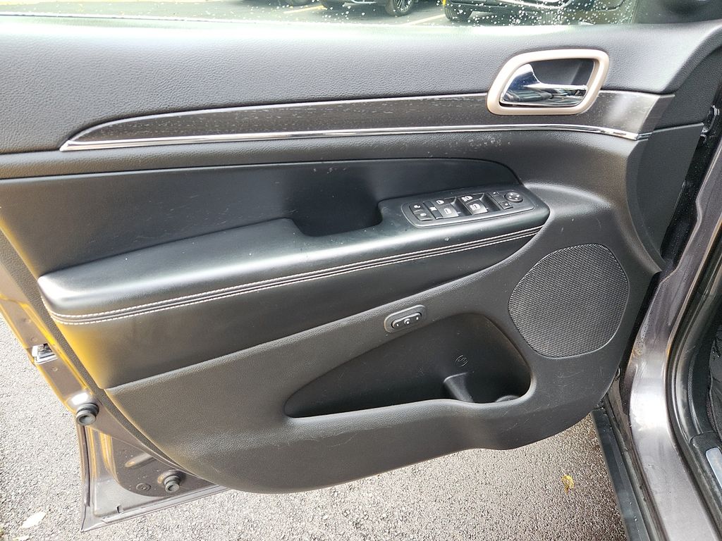 Thumbnail: 2017 Jeep Grand Cherokee - 12