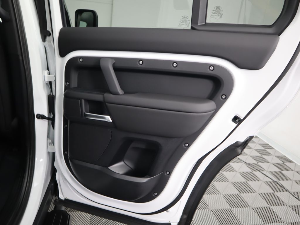 2025 Land Rover Defender 130 29