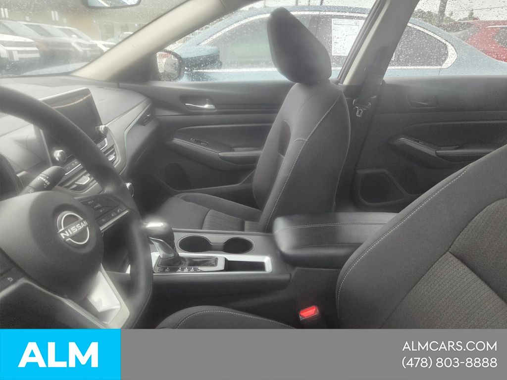 Used 2025 Red Nissan 2.5 SV image 3