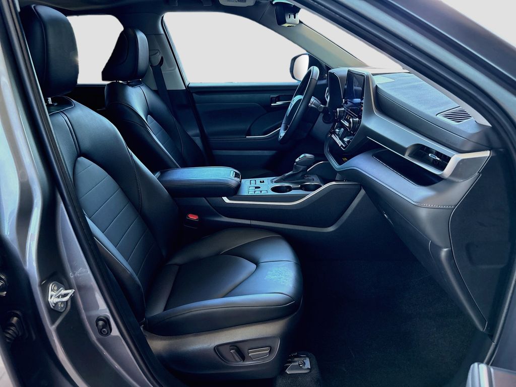 Thumbnail: 2026 Toyota Highlander - 20