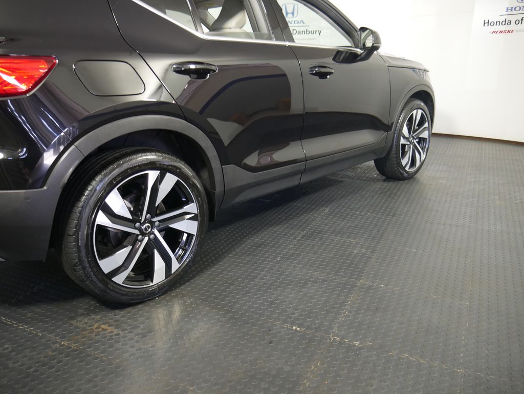 Thumbnail: 2023 Volvo XC40 - 32