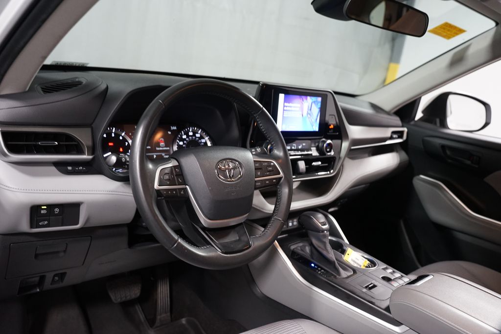 Thumbnail: 2023 Toyota Highlander - 11