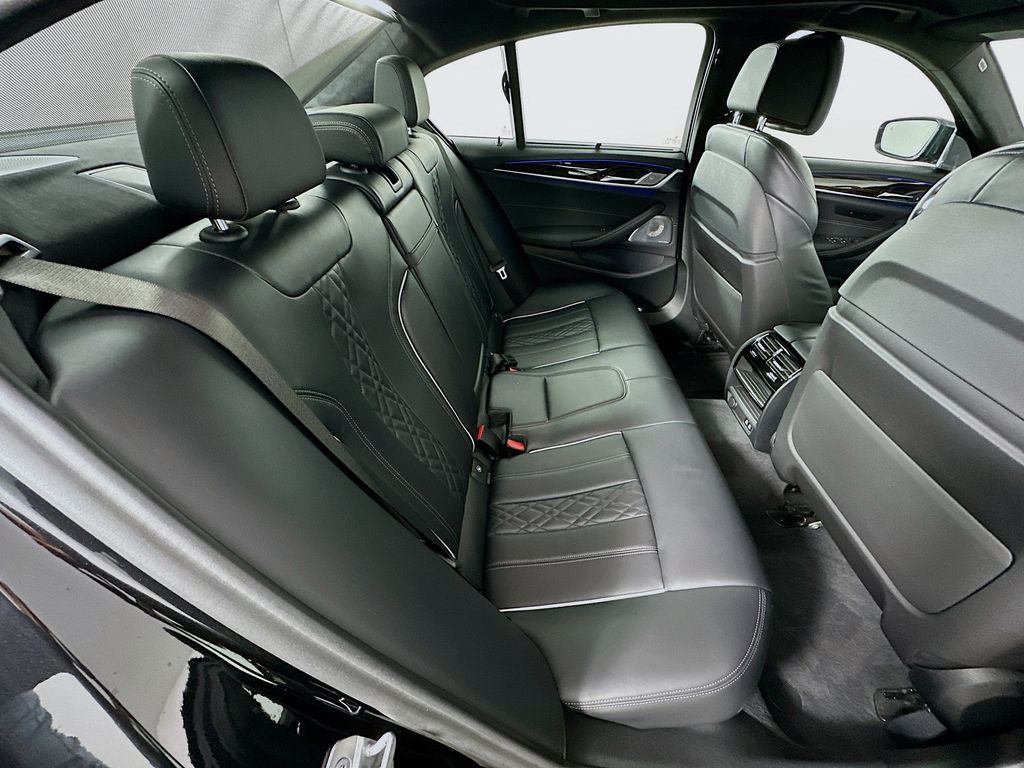 2022 BMW 5 Series M550i xDrive 28