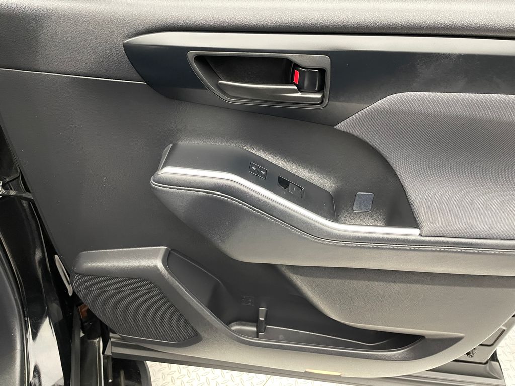Thumbnail: 2025 Toyota Highlander - 15