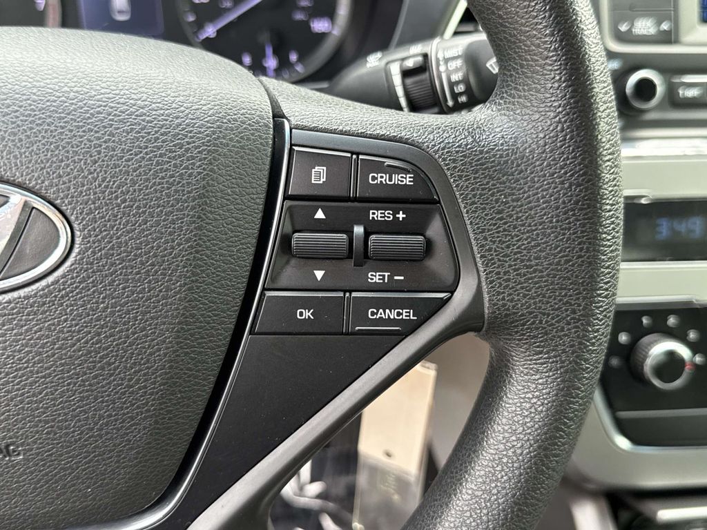 Used 2015 Silver Hyundai SE image 22