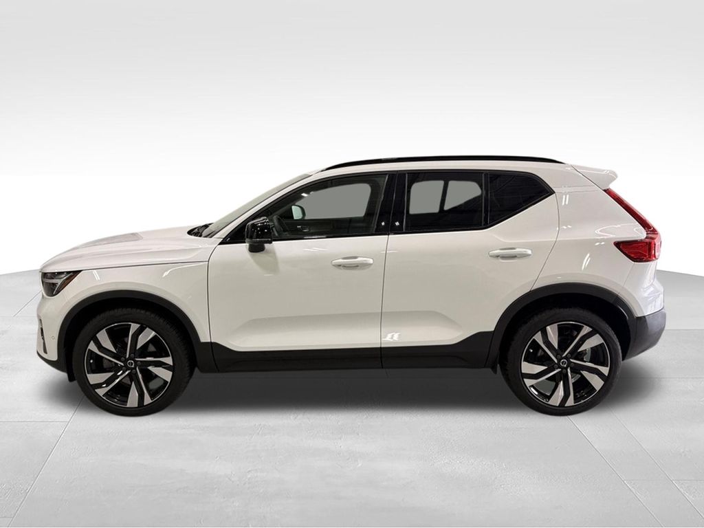 Thumbnail: 2025 Volvo XC40 - 2