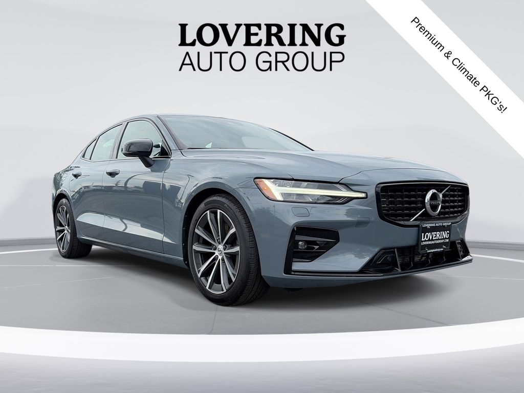 2022 Volvo S60 B5 Momentum AWD