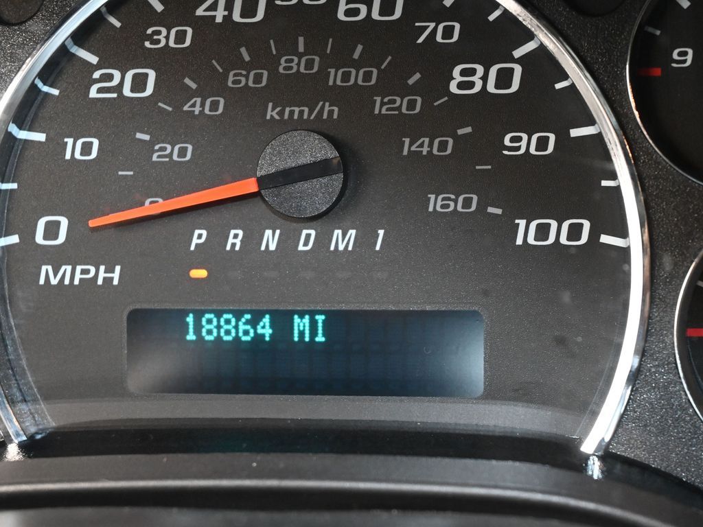 Used 2024 Summit White Chevrolet Work Van image 27