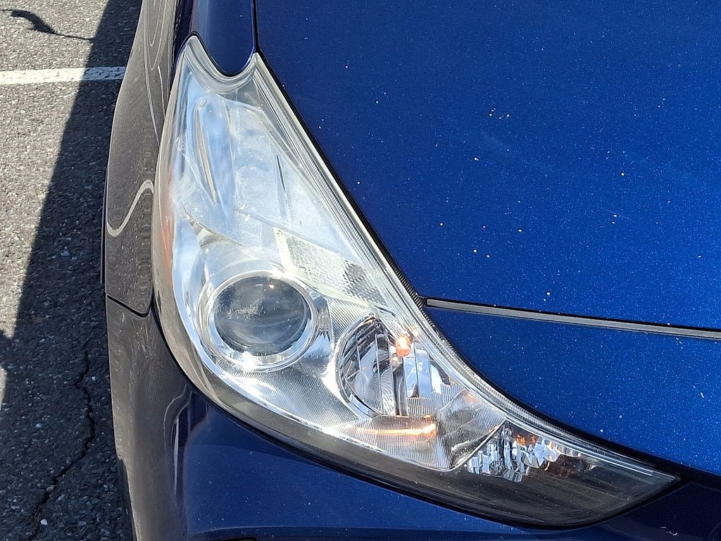 2015 Toyota Prius v Three 9