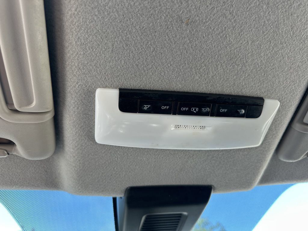2020 Aspen White/Super Black Nissan Kicks SR FWD SUV