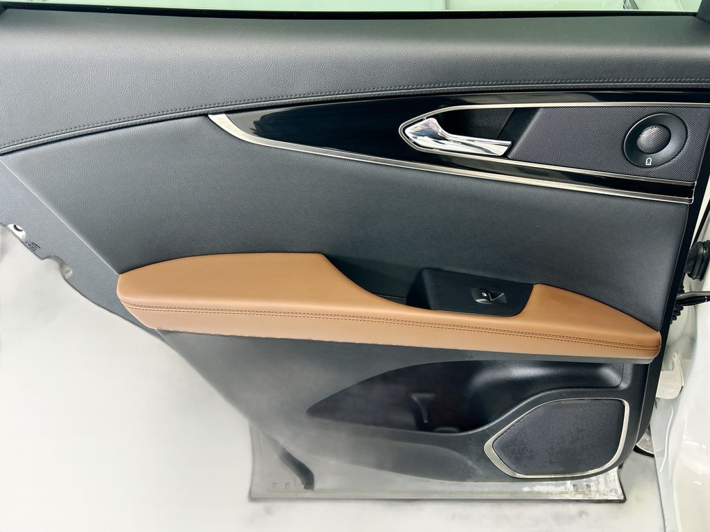 Thumbnail: 2022 Lincoln Nautilus - 26