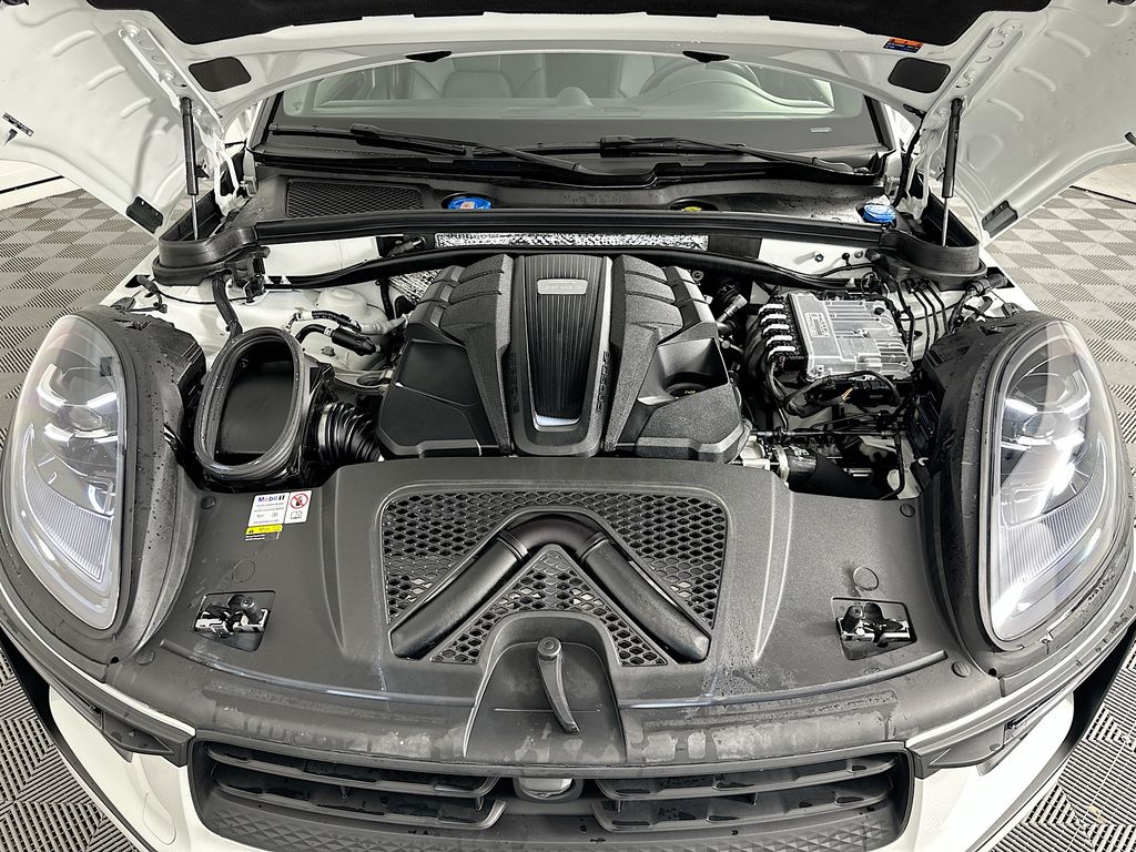 Thumbnail: 2023 Porsche Macan - 31