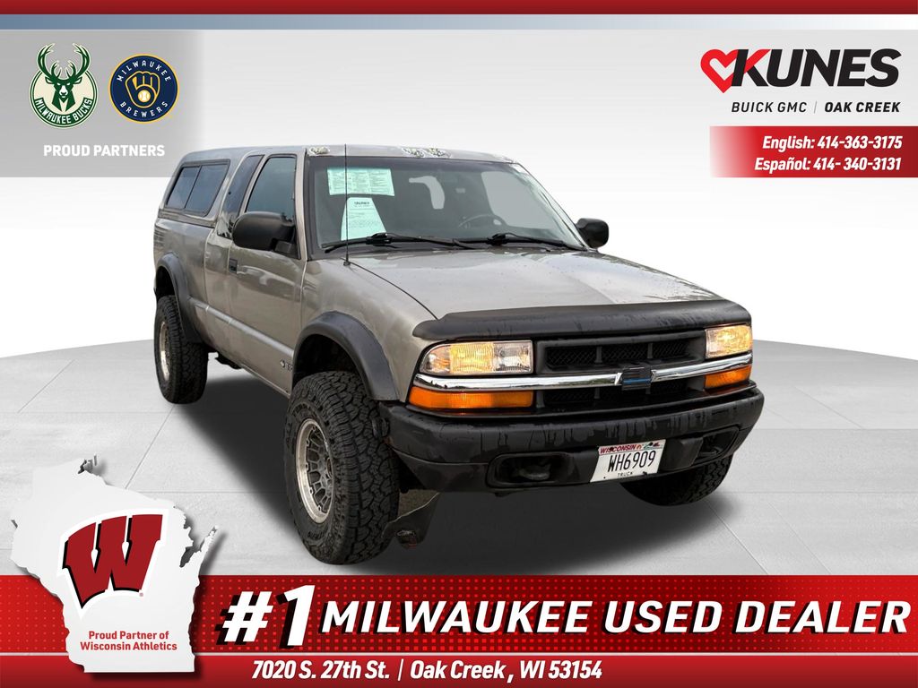 Light Pewter Metallic 2000 Chevrolet S-10 Pickup Truck Four-Wheel Drive 4-Speed Automatic Overdrive