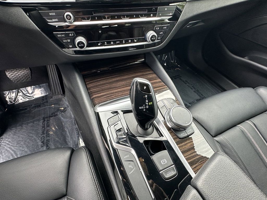 2019 BMW 5 Series 530e iPerformance 32