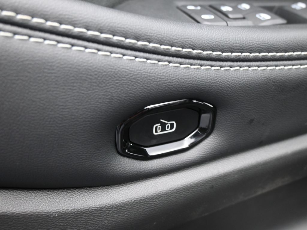 New 2026 Diamond Black Crystal Pearlcoat Jeep Laredo image 23