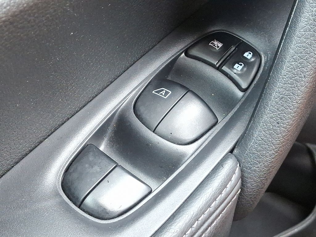 Thumbnail: 2015 Nissan Rogue - 25