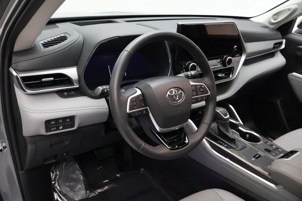 Thumbnail: 2025 Toyota Highlander - 15