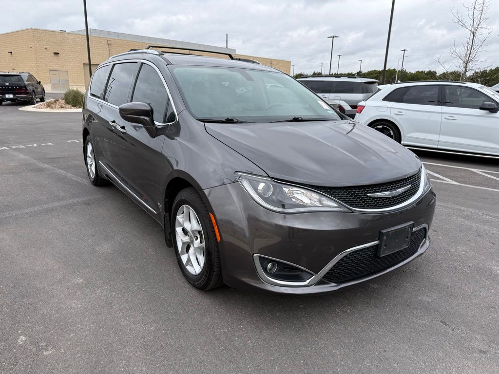 Thumbnail: 2017 Chrysler Pacifica - 3