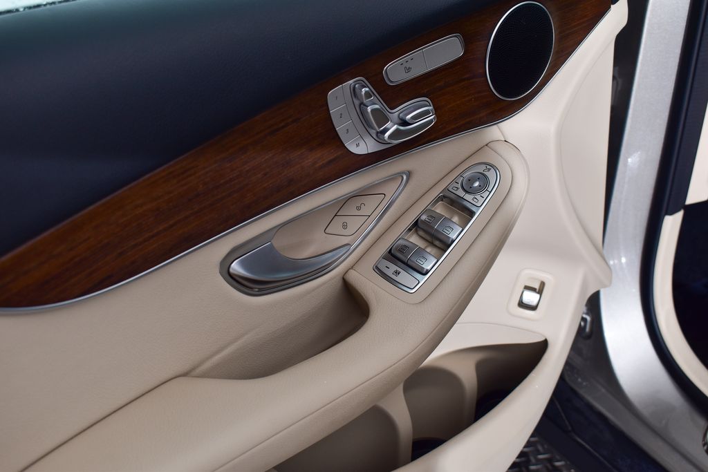 Thumbnail: 2022 Mercedes-Benz GLC - 10