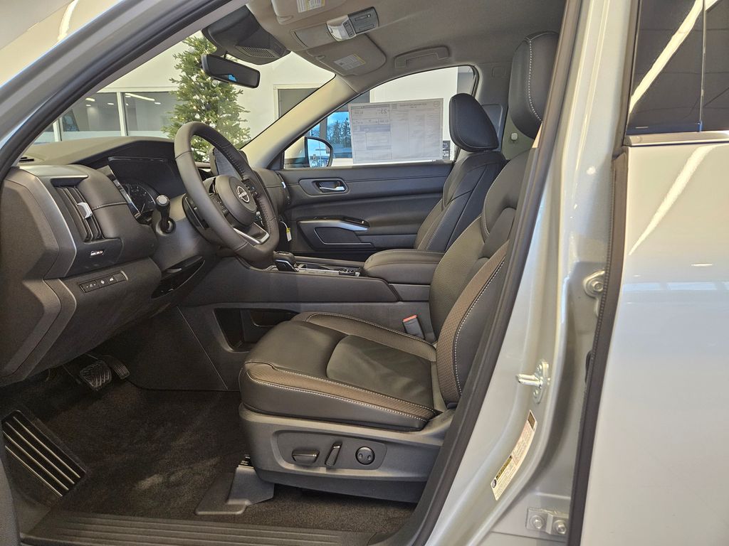 2025 Nissan Pathfinder SL