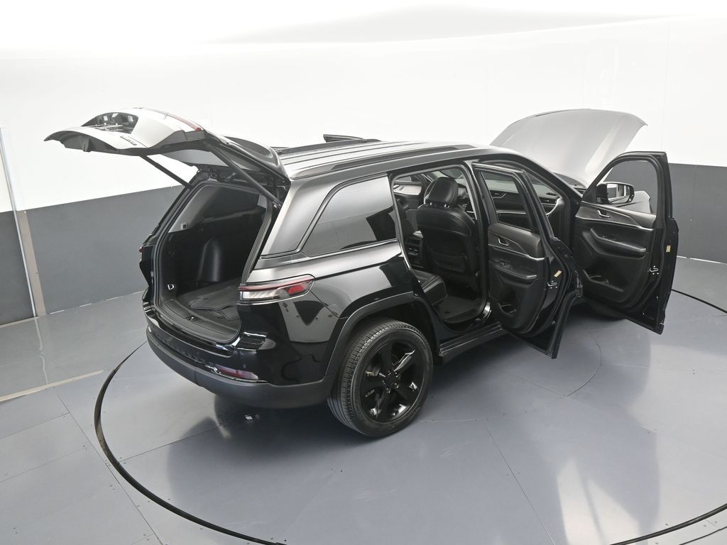 Used 2023 Diamond Black Crystal Pearlcoat Jeep Limited image 71