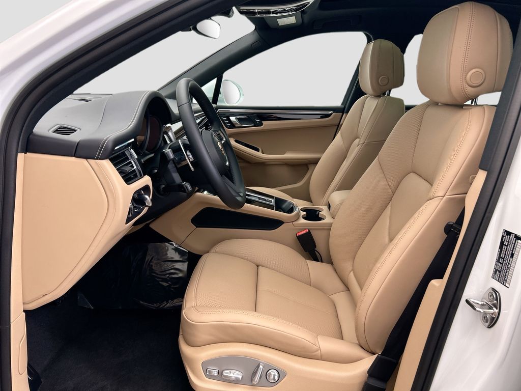 Thumbnail: 2026 Porsche Macan - 5