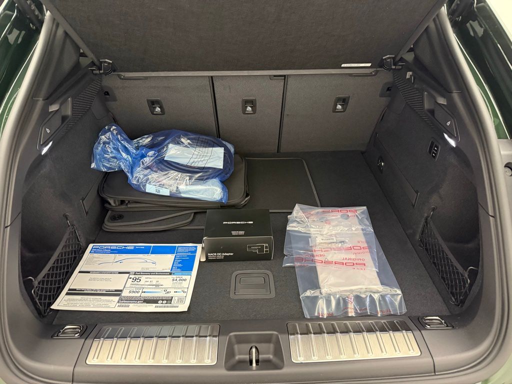 Thumbnail: 2026 Porsche Macan - 27