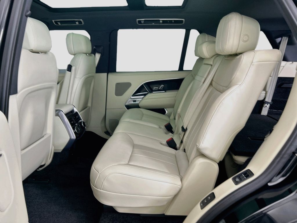 Used 2025  Land Rover SE image 20