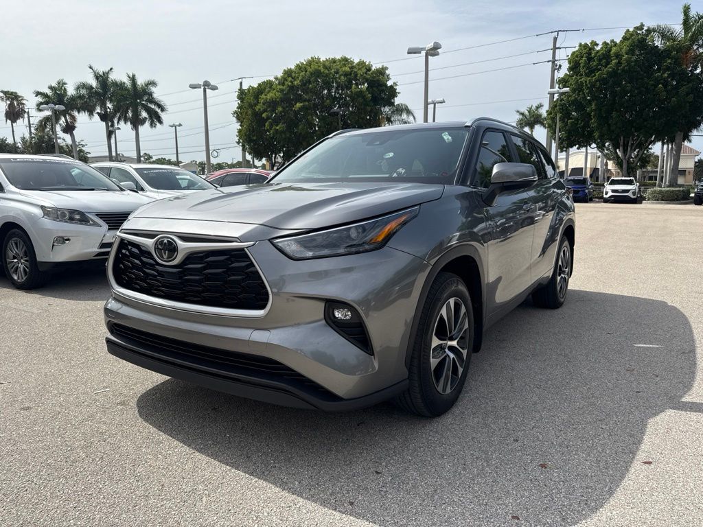 Used 2025  Toyota XLE image 2