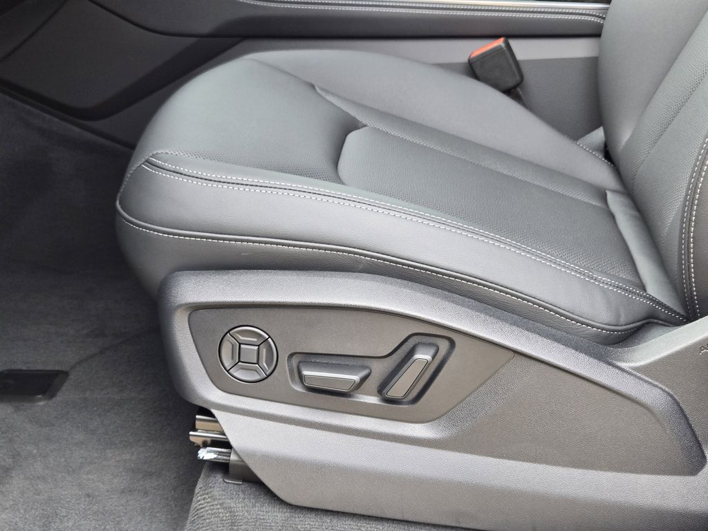 new 2025 Audi Q7 car, priced at $78,895