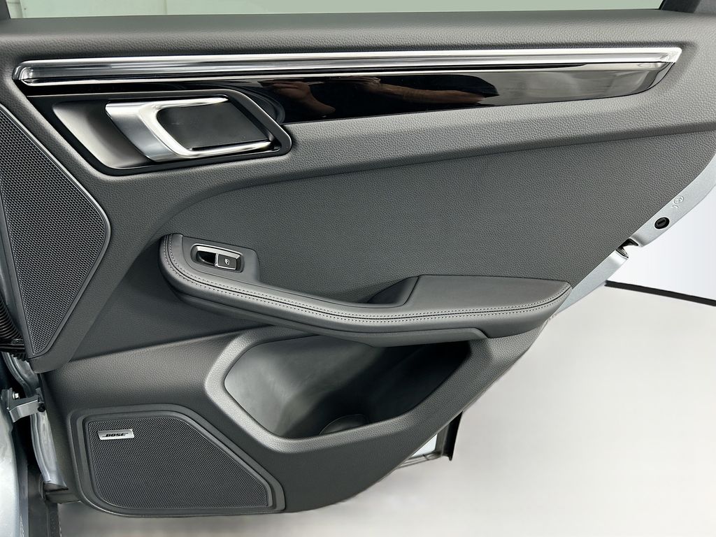 Thumbnail: 2026 Porsche Macan - 28