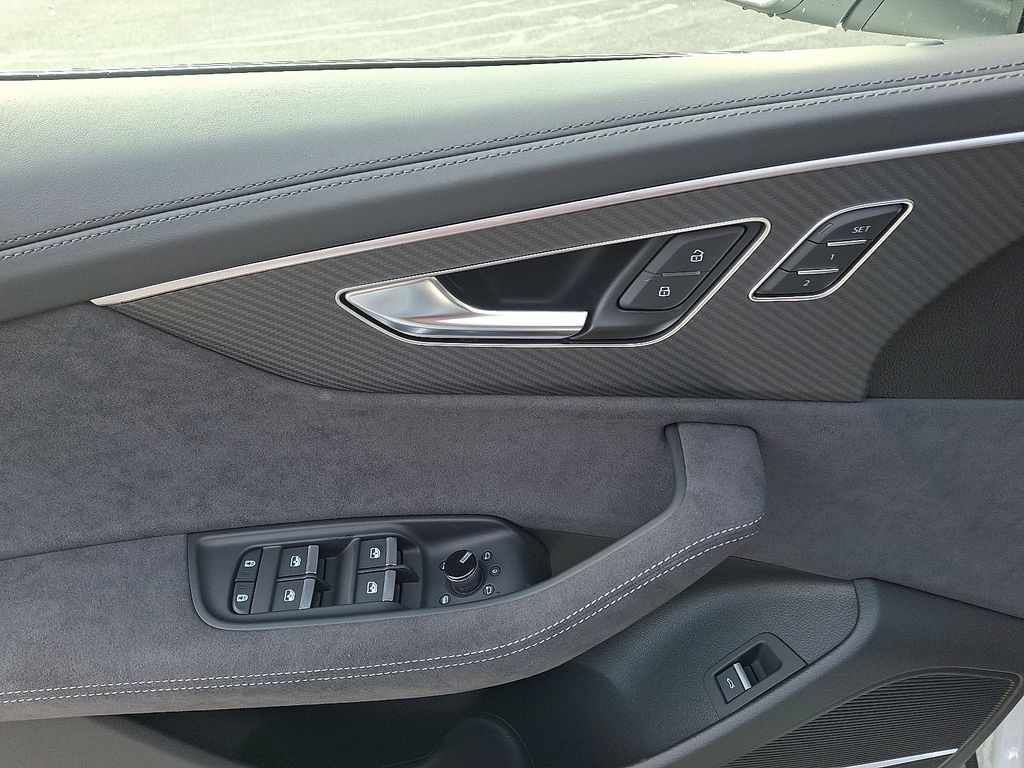 Thumbnail: 2026 Audi RS Q8 - 9