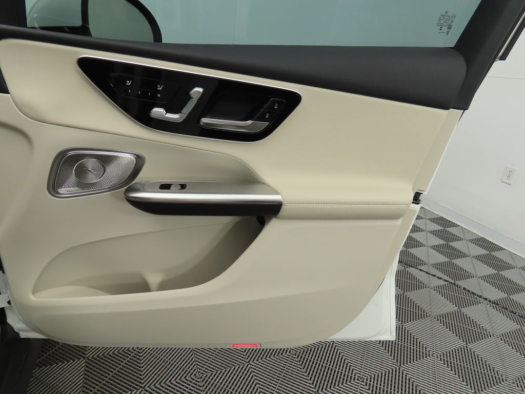 2025 Mercedes-Benz GLC 300 25