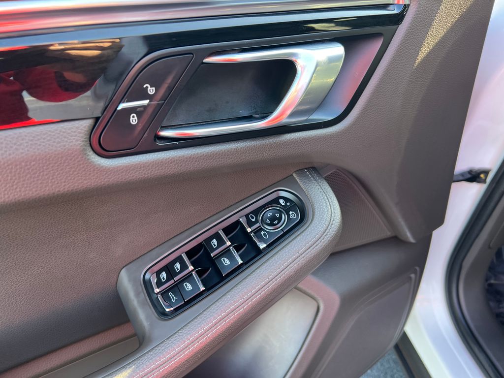 Thumbnail: 2018 Porsche Macan - 13