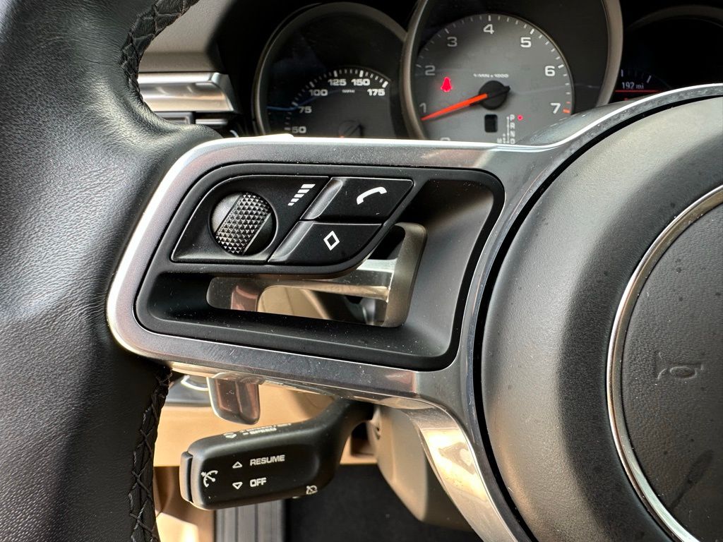 Thumbnail: 2021 Porsche Macan - 17
