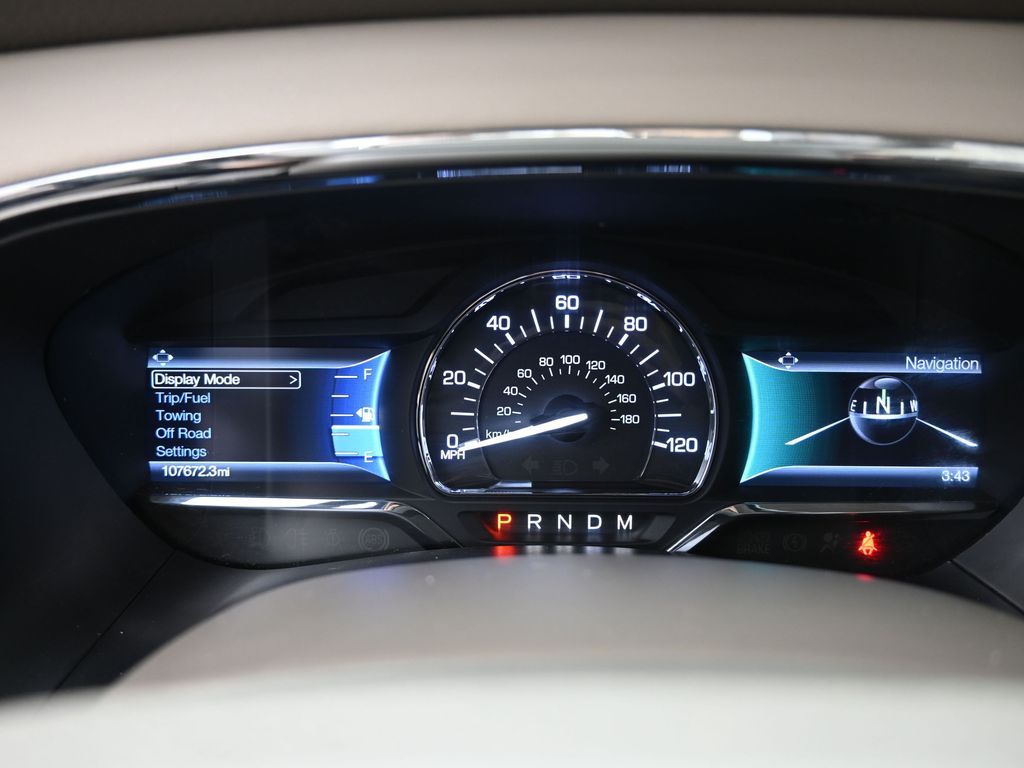 Used 2016 Midnight Lincoln Select image 31