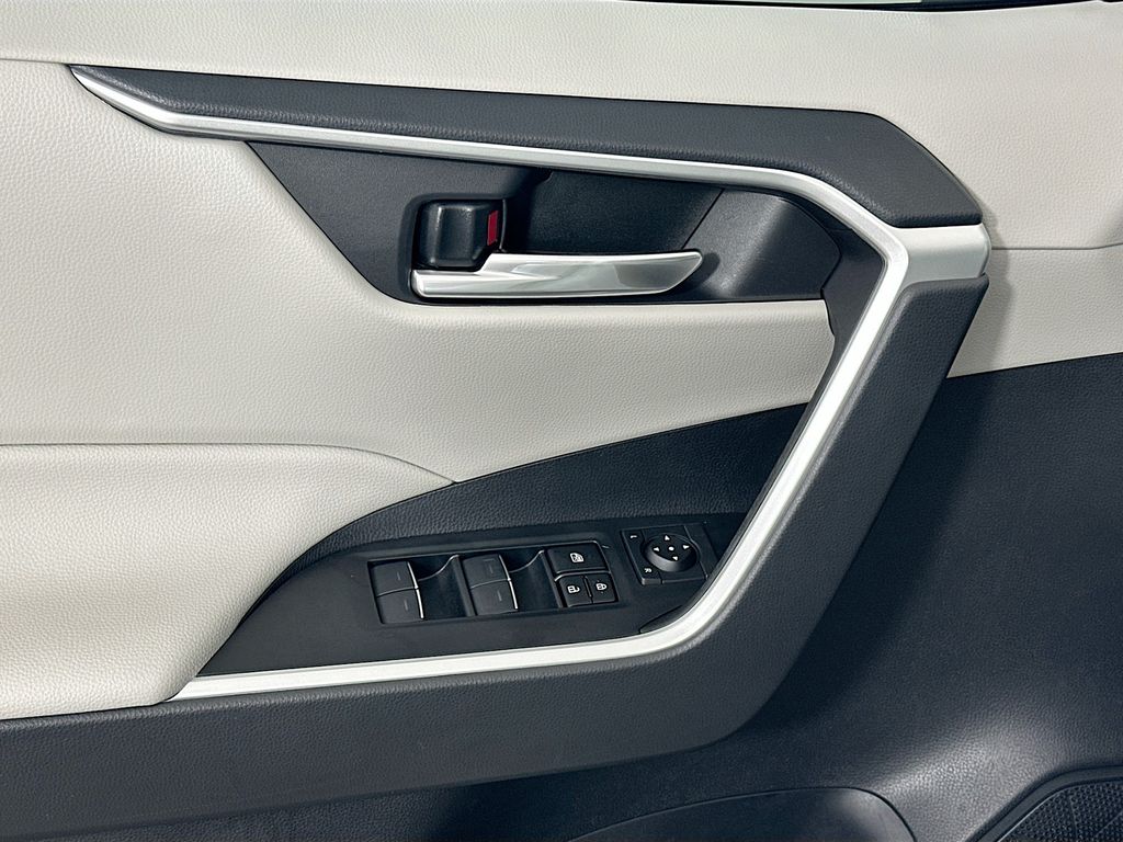 Thumbnail: 2025 Toyota RAV4 - 17