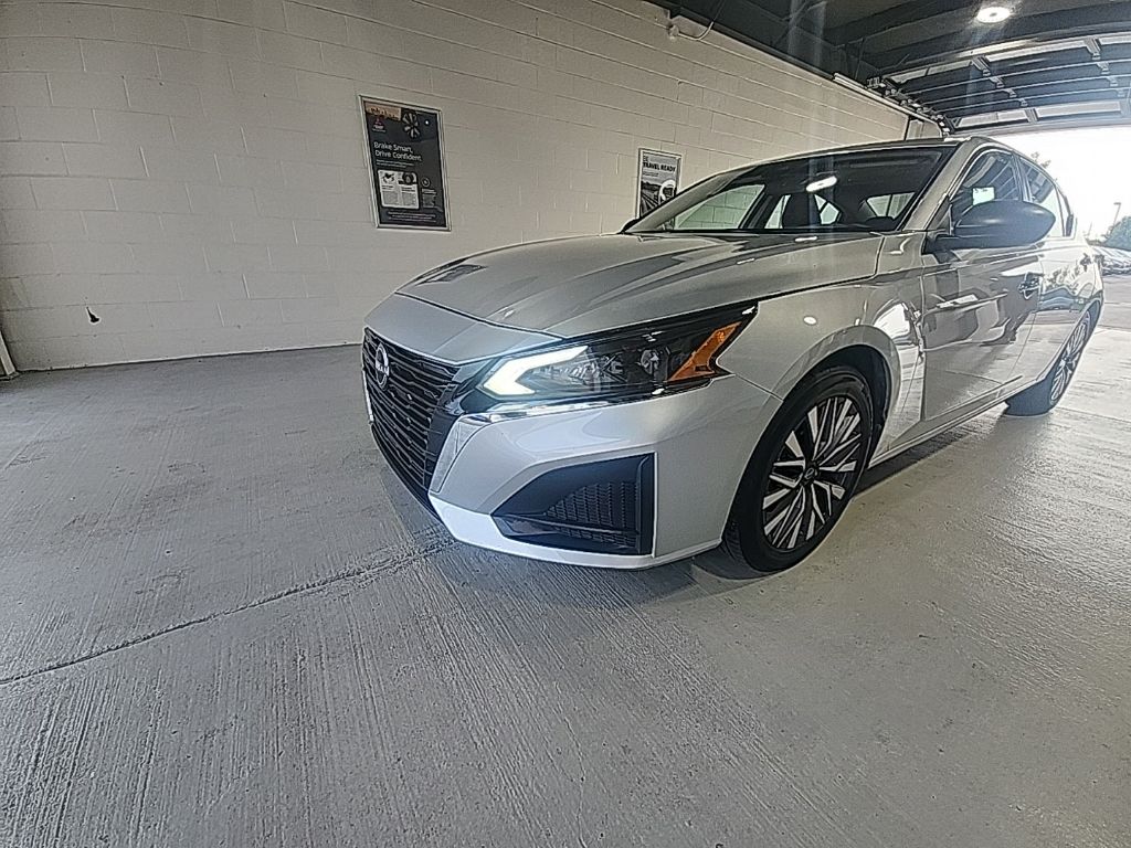 Brilliant Silver Metallic 2024 Nissan Altima Sedan Front-Wheel Drive Continuously Variable Transmission