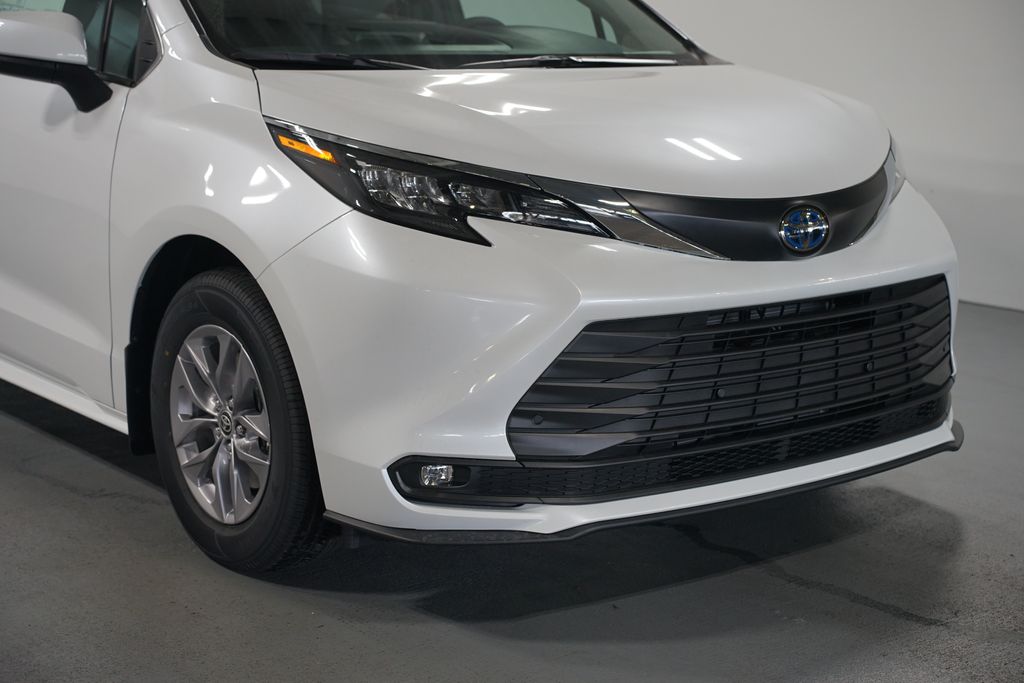 Thumbnail: 2025 Toyota Sienna - 4