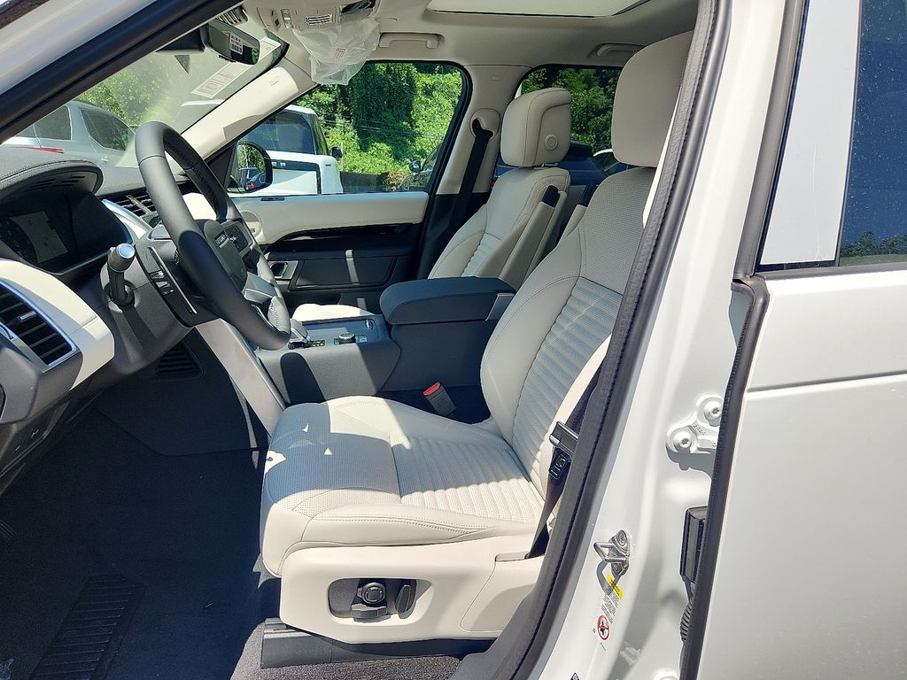 Thumbnail: 2025 Land Rover Discovery - 6