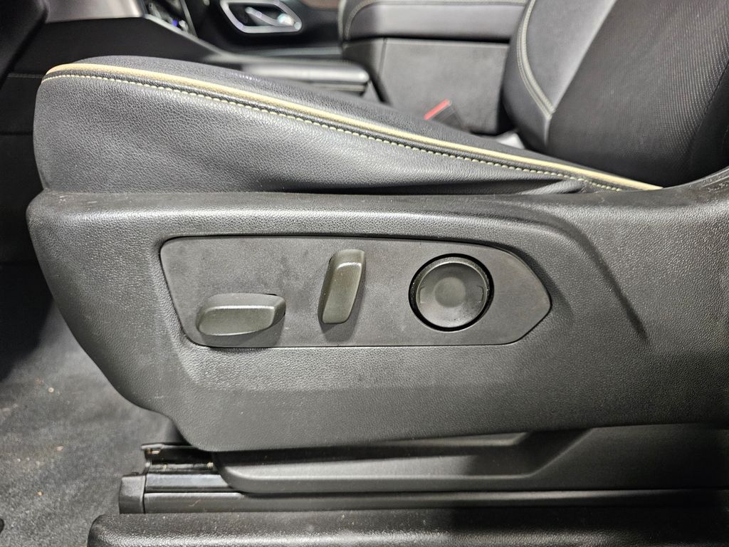 Used 2023  Chevrolet Premier image 21