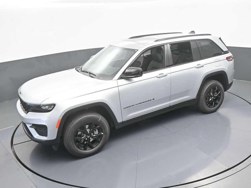 New 2025 Silver Zynith Jeep Laredo image 41